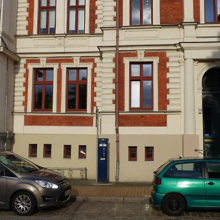 Vis-a-vis-berliner-tor * シュヴェリーン